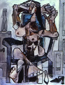  zapatos Arte - Desnudo en un sillón con una botella de agua Evian, un vaso y zapatos 1959 cubismo Pablo Picasso